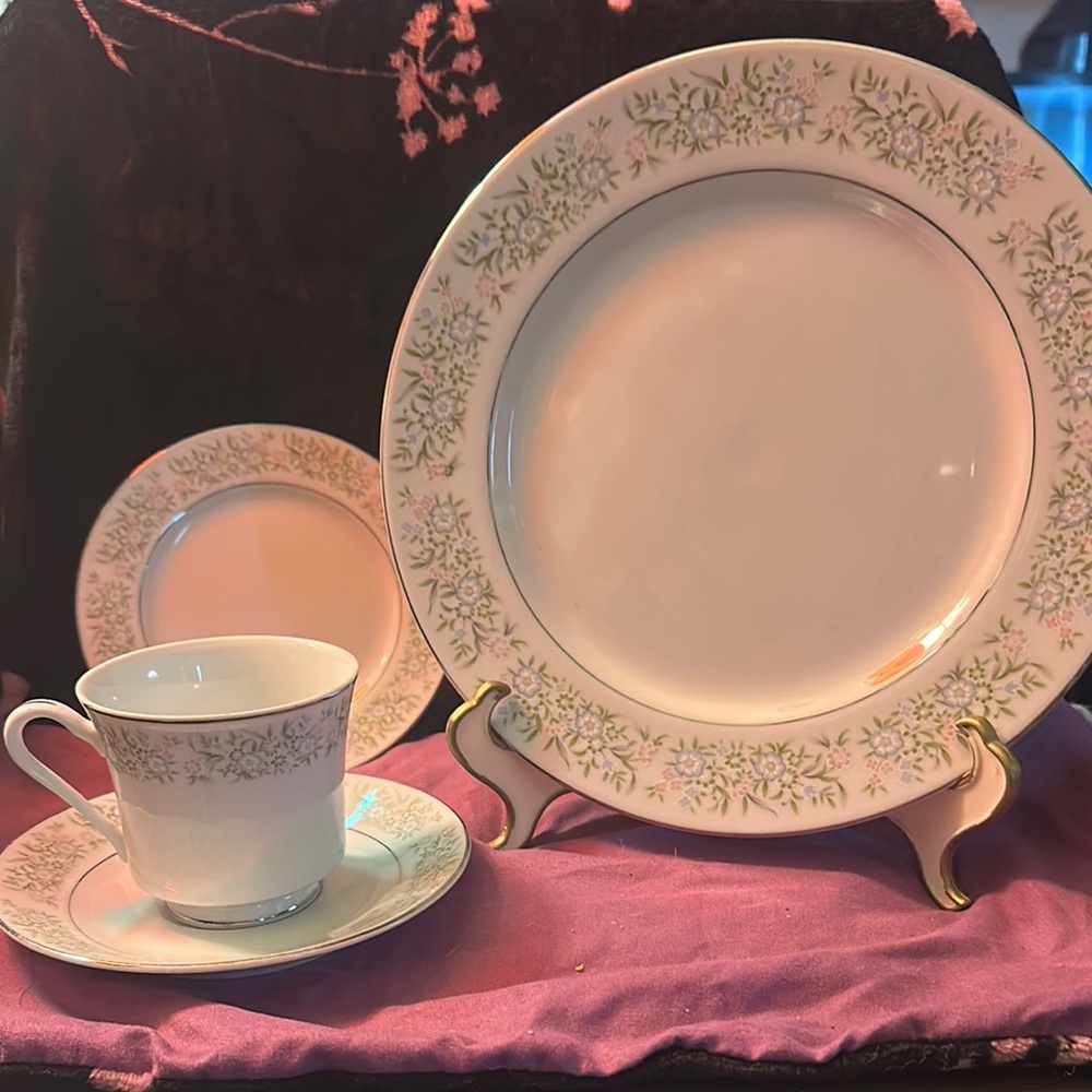White and Green Dinnerware Set for Elegant Dining